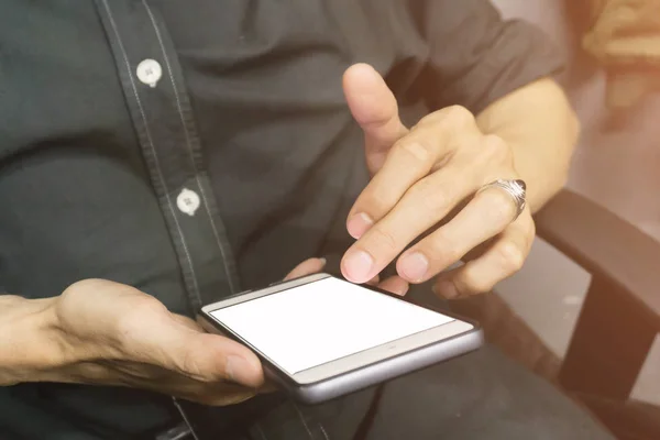 Азиатские бизнесмены держат и используют смартфон с белым бланом — стоковое фото