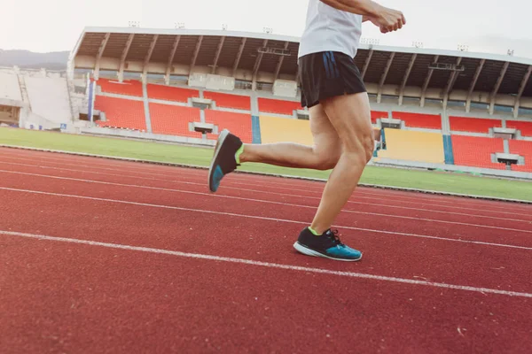 Běžci sprintovat venku Sportive lidé školení městských — Stock fotografie