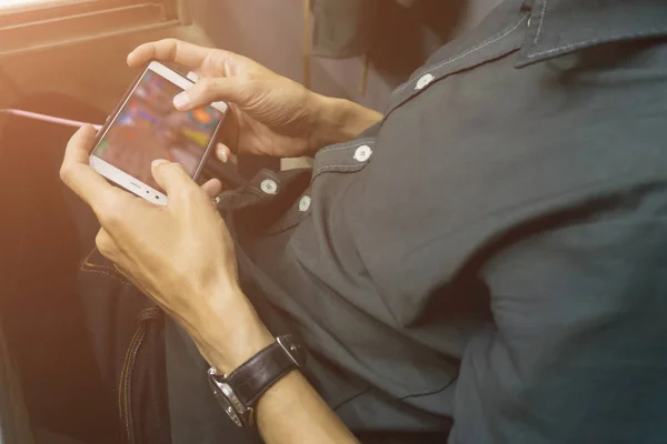 Hombres de negocios asiáticos sosteniendo y utilizando la pantalla del teléfono inteligente — Foto de Stock