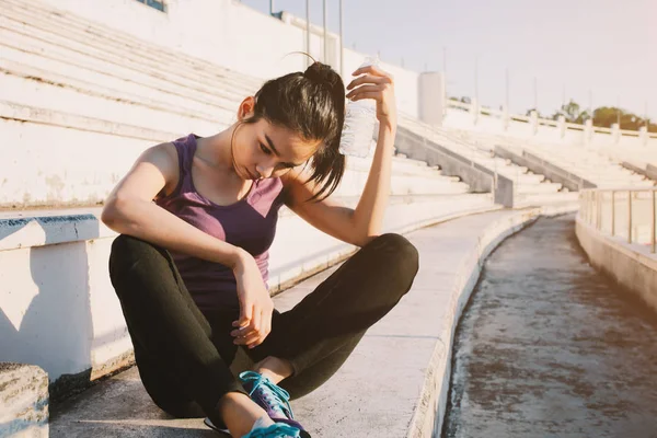 Vrouw ontspannen na sport- en drinkwater — Stockfoto