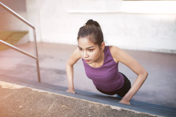 Sport urbain Jeune femme sportive faisant des pompes. Musclé et st — Photo