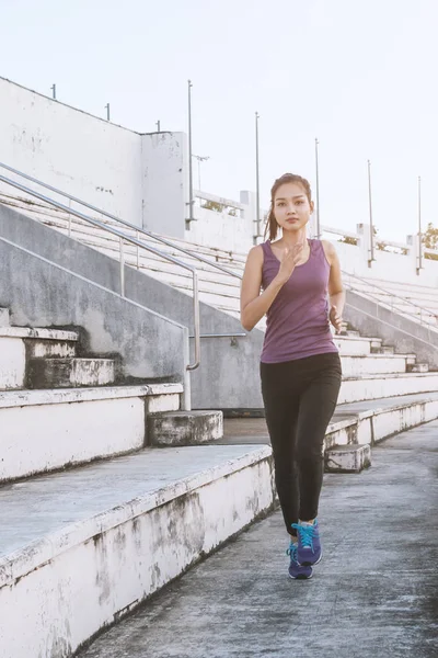 Les coureuses sprintent à l'extérieur. Mode de vie sain et sport co — Photo