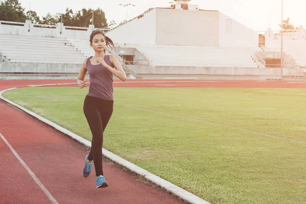 Les coureuses sprintent à l'extérieur. Mode de vie sain et sport co — Photo