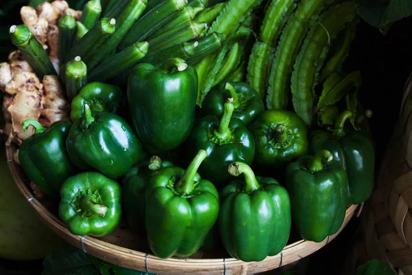 Pimienta fresca madura en el mercado —  Fotos de Stock