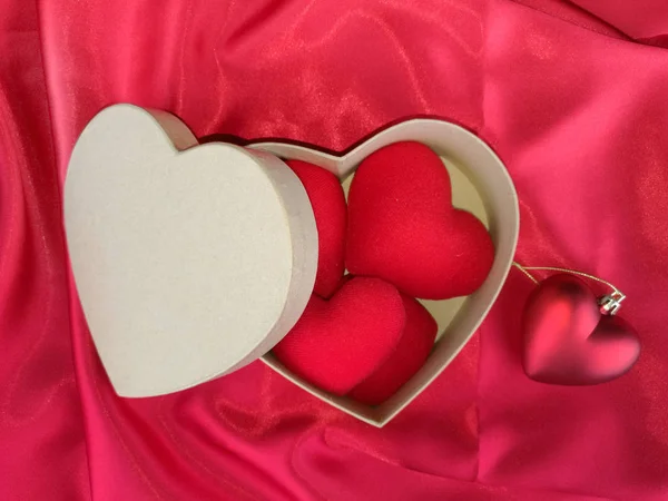 Coeur rouge sur tissu rouge pour la Saint Valentin — Photo