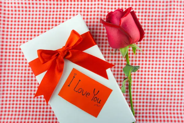 Rose rouge avec carte de message Image de Saint Valentin — Photo