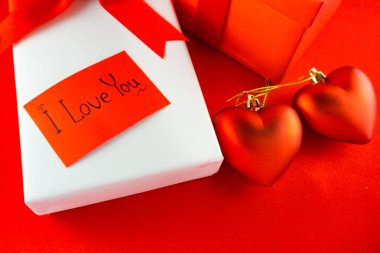 Sevgililer Hediye kutu kırmızı arka plan Va görüntü üzerinde kırmızı bir yay ile