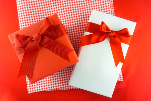 Caixa de presente Valentines com um laço vermelho sobre fundo vermelho Imagem de Va — Fotografia de Stock