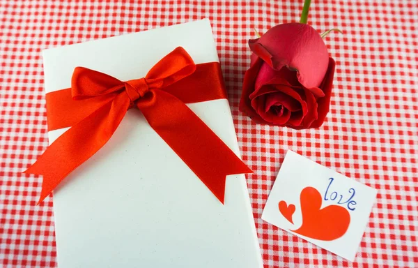 Červená růže s zprávy kartu obrázek Valentines day — Stock fotografie