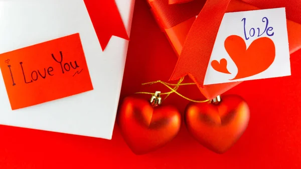 Valentines boîte cadeau avec un arc rouge sur fond rouge Image de Va — Photo