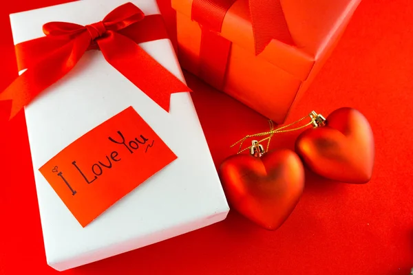 Valentines boîte cadeau avec un arc rouge sur fond rouge Image de Va — Photo