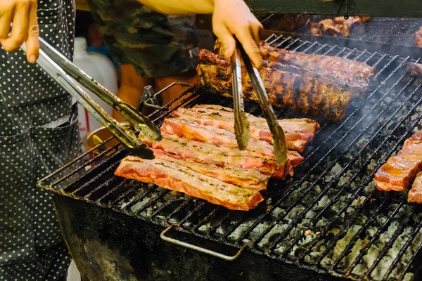 Comida de rua churrasco grelhar ferramentas Conceito de comer ao ar livre no nós — Fotografia de Stock