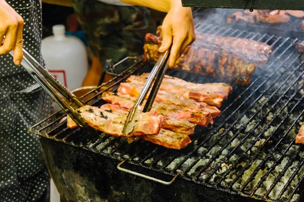 Comida de rua churrasco grelhar ferramentas Conceito de comer ao ar livre no nós — Fotografia de Stock