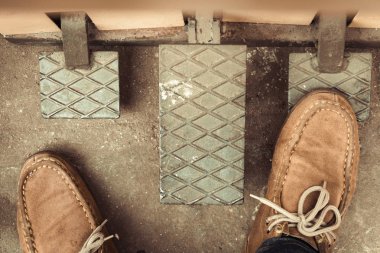 Stepping araba gaz pedalı üzerinde test