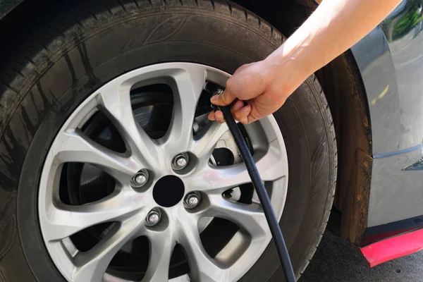 Gonfler les roues de l'automobile via une pompe — Photo