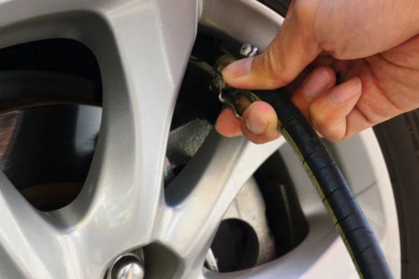 Inflar as rodas do automóvel através de uma bomba — Fotografia de Stock