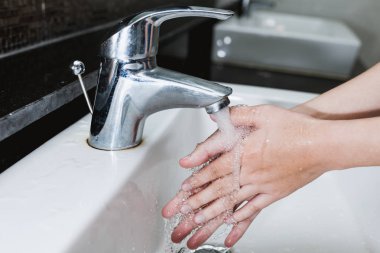 El altında vinç su ile yıkama yakın çekim