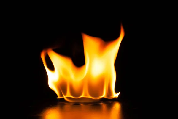 Égő tűz láng fekete háttér — Stock Fotó