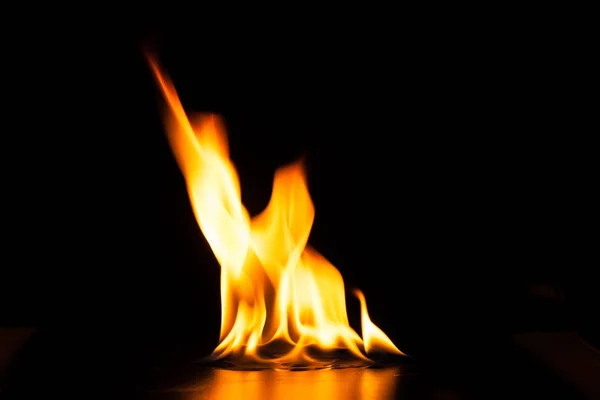 Hořící oheň plamen na černém pozadí — Stock fotografie
