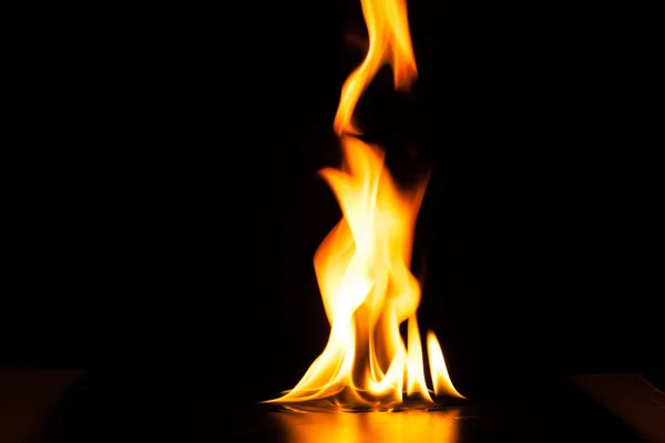 Fuoco ardente fiamma su sfondo nero — Foto Stock