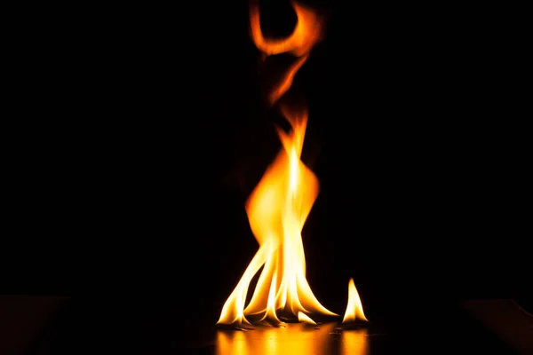 黒い背景で火の炎を燃やす — ストック写真