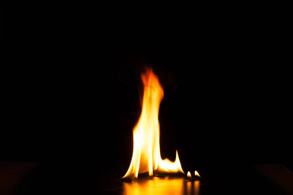 Hořící oheň plamen na černém pozadí — Stock fotografie