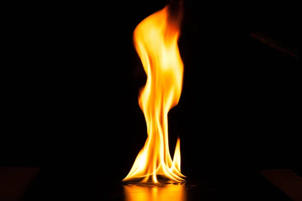 Καύση φλόγας φωτιάς σε μαύρο φόντο — Φωτογραφία Αρχείου
