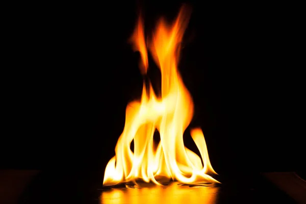 黒い背景で火の炎を燃やす — ストック写真