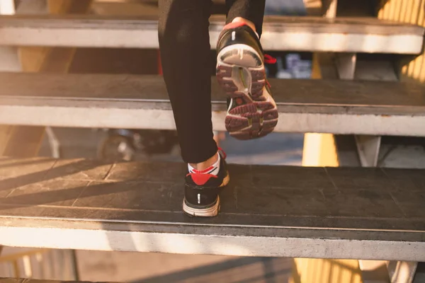 Gros plan des pieds avec des baskets montant les escaliers — Photo