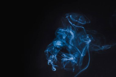 Siyah arkaplanda soyut mavi duman