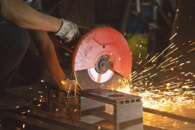 Erkekler elektrik değirmeni bir atölye kullanın.