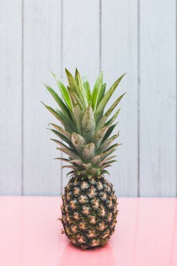 Ananas pastel mavi bir arka plan üzerinde