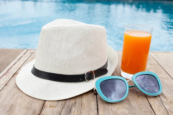 Sommerliche Orangensaft-Mütze und Sonnenbrille entspannen beim Schwimmen — Stockfoto