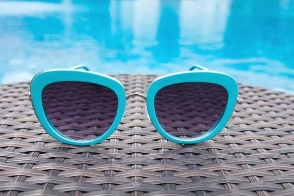 Sommersonnenbrillen entspannen in der Nähe von Schwimmbad — Stockfoto