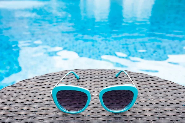 Sommersonnenbrillen entspannen in der Nähe von Schwimmbad — Stockfoto