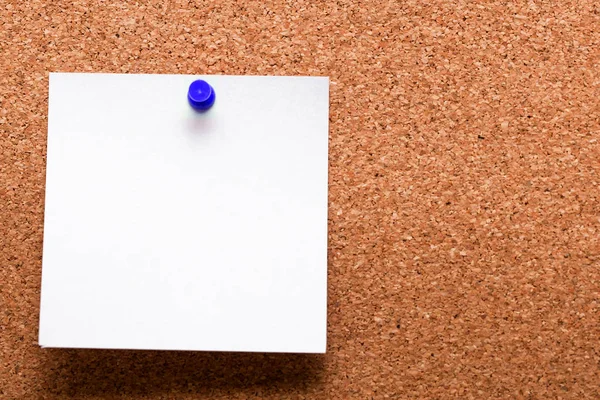 Papel blanco con clip rojo clavado en tablero de madera — Foto de Stock