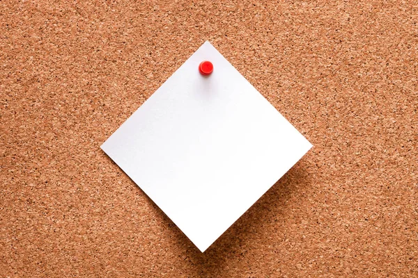 Белая бумага с красной скрепкой, прибитая к деревянной доске — стоковое фото
