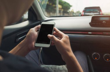 Arabada telefonu kullanan adam