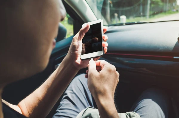 Hombre usando el teléfono en el coche — Foto de Stock