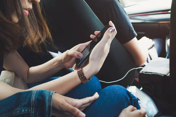 Las mujeres usando el teléfono en el coche — Foto de Stock
