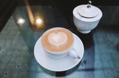 Sabah saat arkadaşı ile sıcak bir kahve için