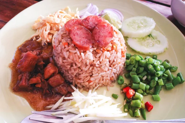 Comida tailandesa Arroz Misturado com pasta de camarão ou khaao khlook gabp — Fotografia de Stock