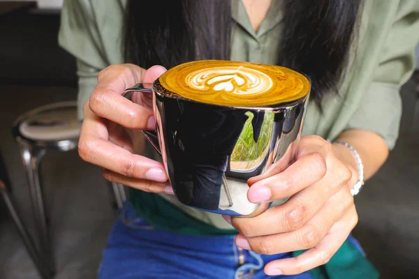 Close-up van vrouwen die een hete latte koffie — Stockfoto