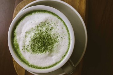 Bir bardak kibrit yeşili çayla iç.