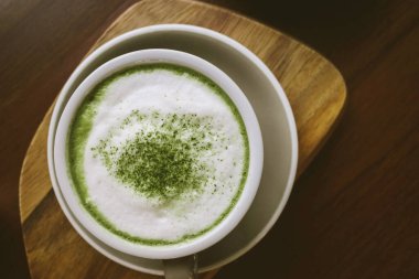 Bir bardak kibrit yeşili çayla iç.