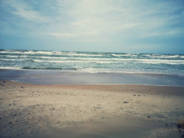 Sturm Der Ostsee Sandküste Klarer Himmel Gebogen Wellen — Stockfoto