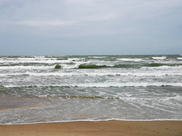 Tempestade Mar Báltico Costa Arenosa Céu Limpo Curvado Ondas — Fotografia de Stock