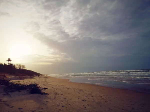 Tempesta Nel Mar Baltico Costa Sabbiosa Cielo Limpido Curvato Onde — Foto Stock