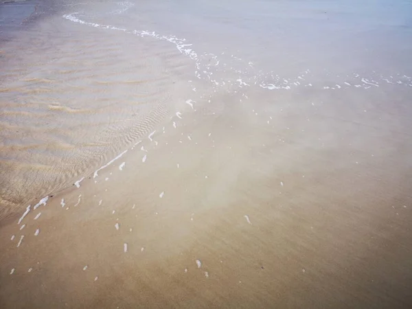 Baltık Denizi Nde Fırtına Kumlu Sahil Berrak Gökyüzü Bükülmüş Dalgalar — Stok fotoğraf