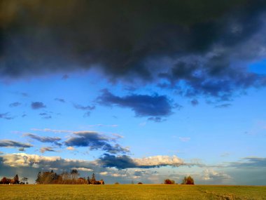 Bahar tarlalarında güzel bir gün batımı